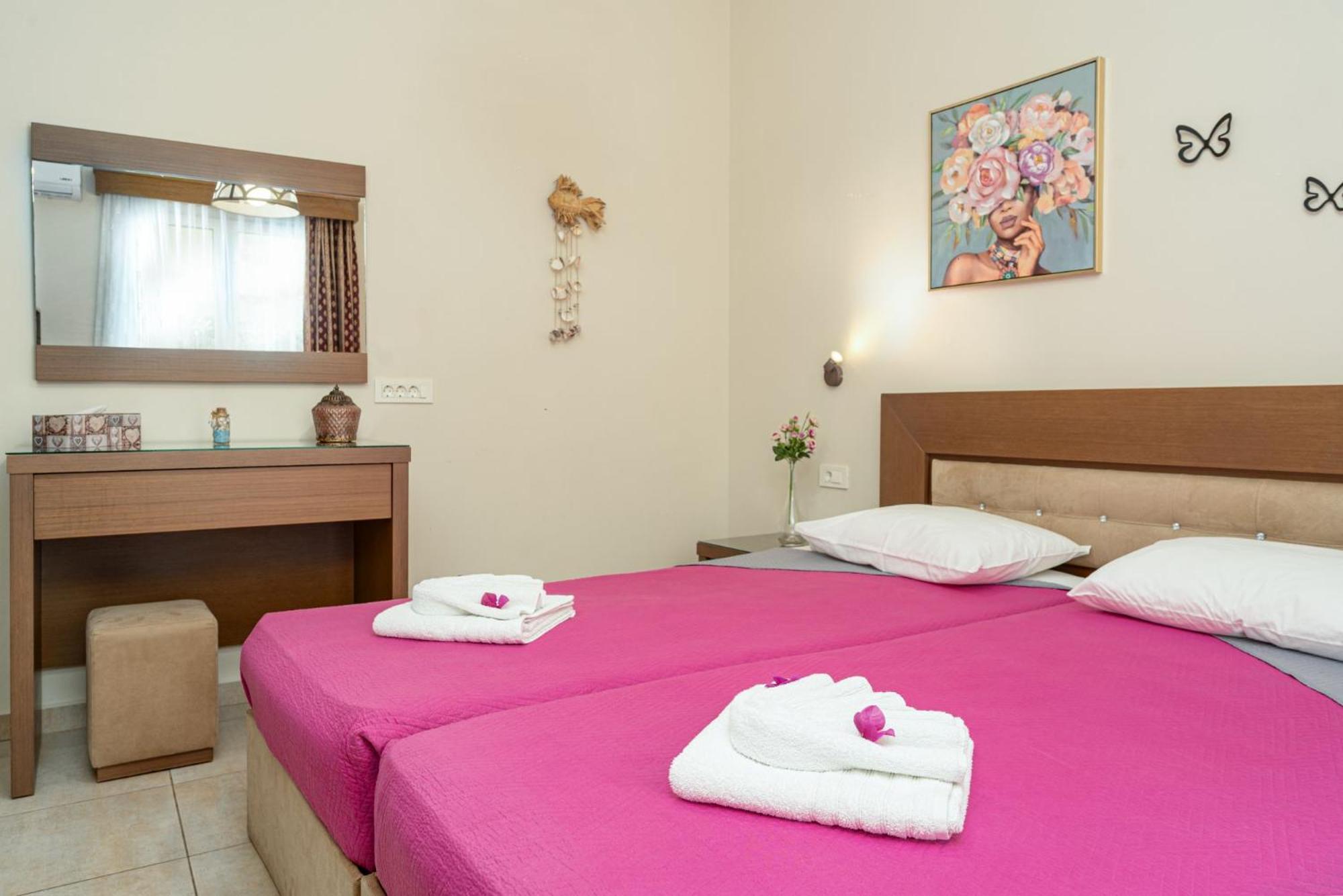 Stathis Beachfront Luxury Rooms Kalamákion Oda fotoğraf