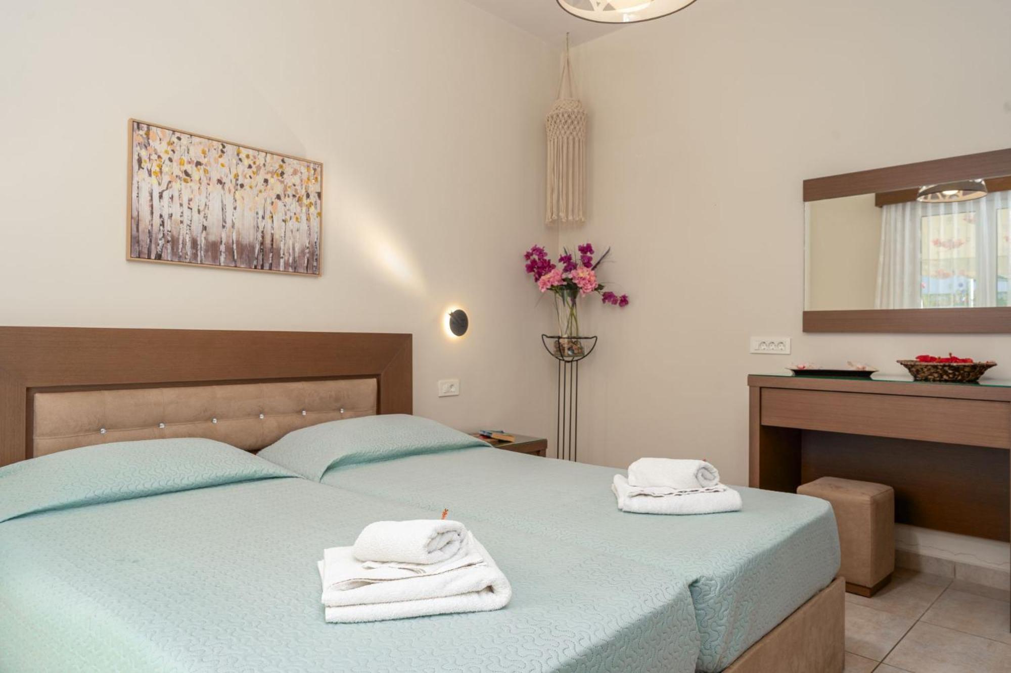 Stathis Beachfront Luxury Rooms Kalamákion Oda fotoğraf