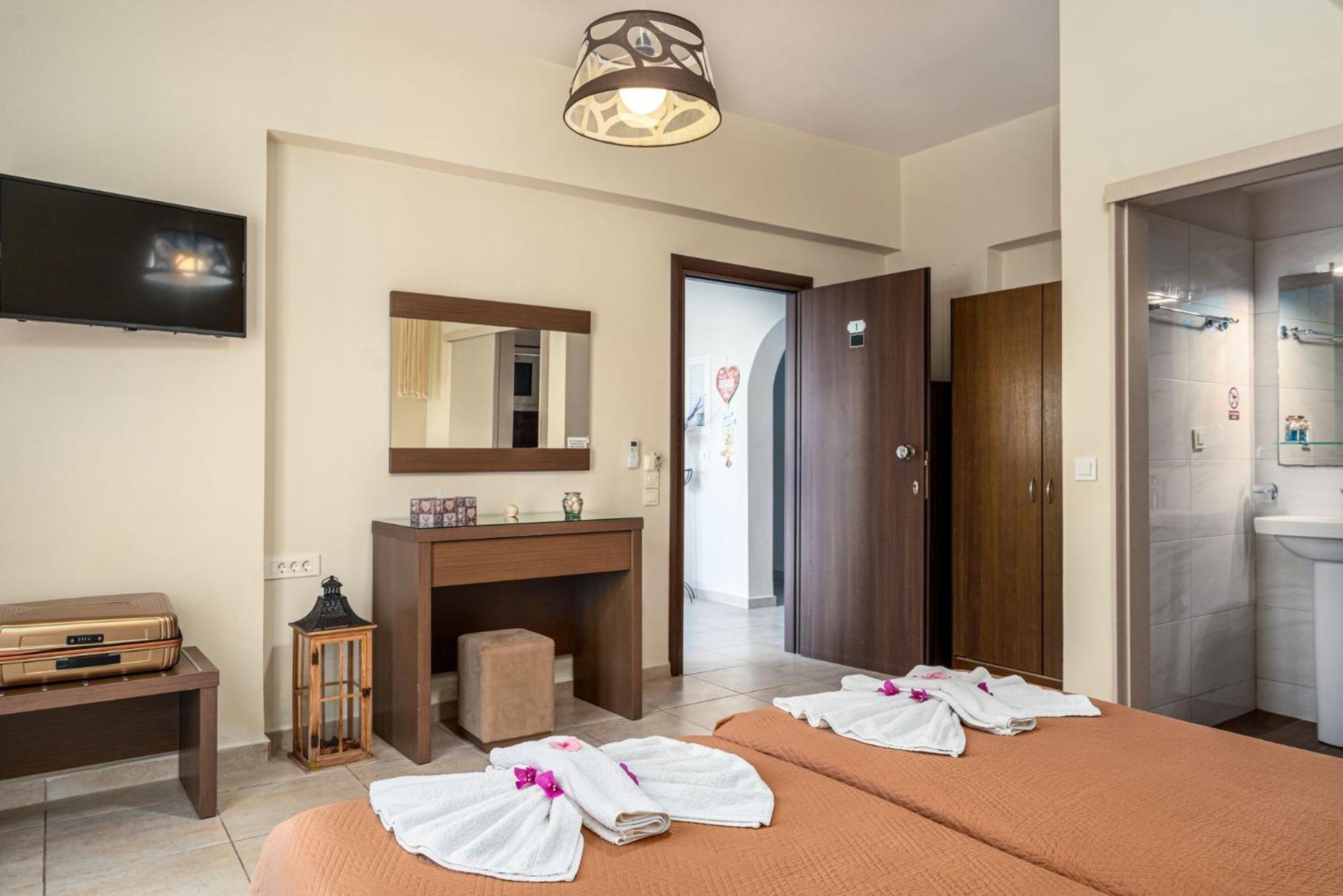 Stathis Beachfront Luxury Rooms Kalamákion Dış mekan fotoğraf